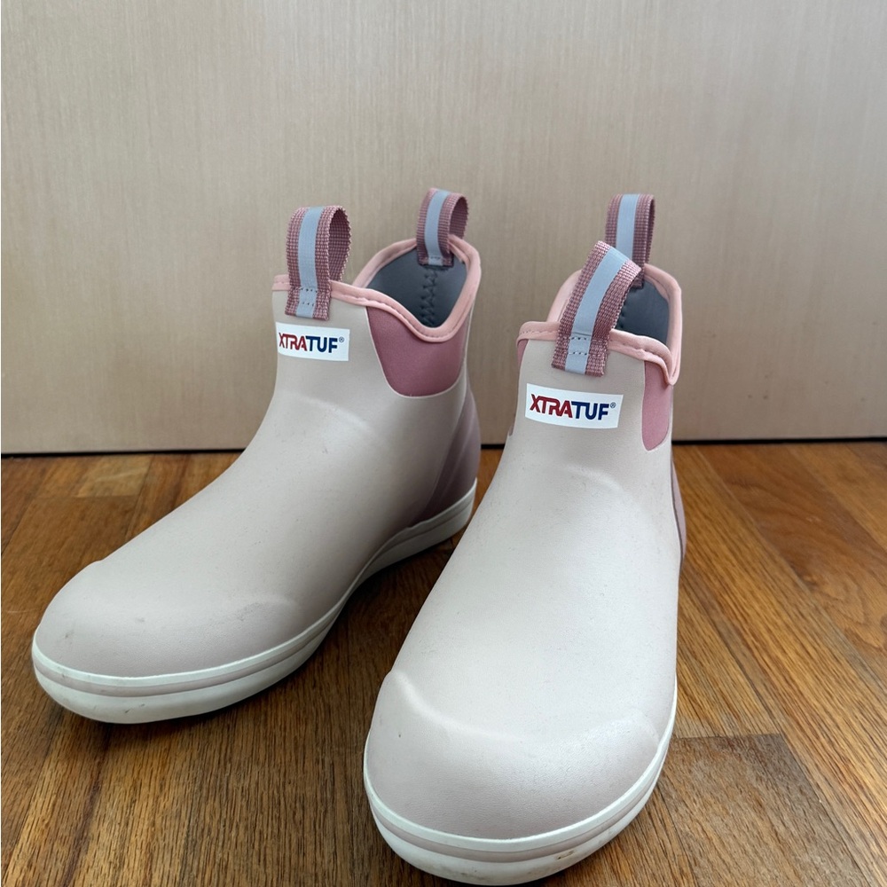 Woman’s light pink Xtratuf boots